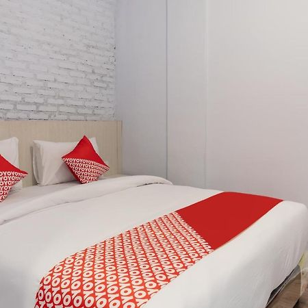 Super Oyo 3150 Theodore Homestay Medan Esterno foto