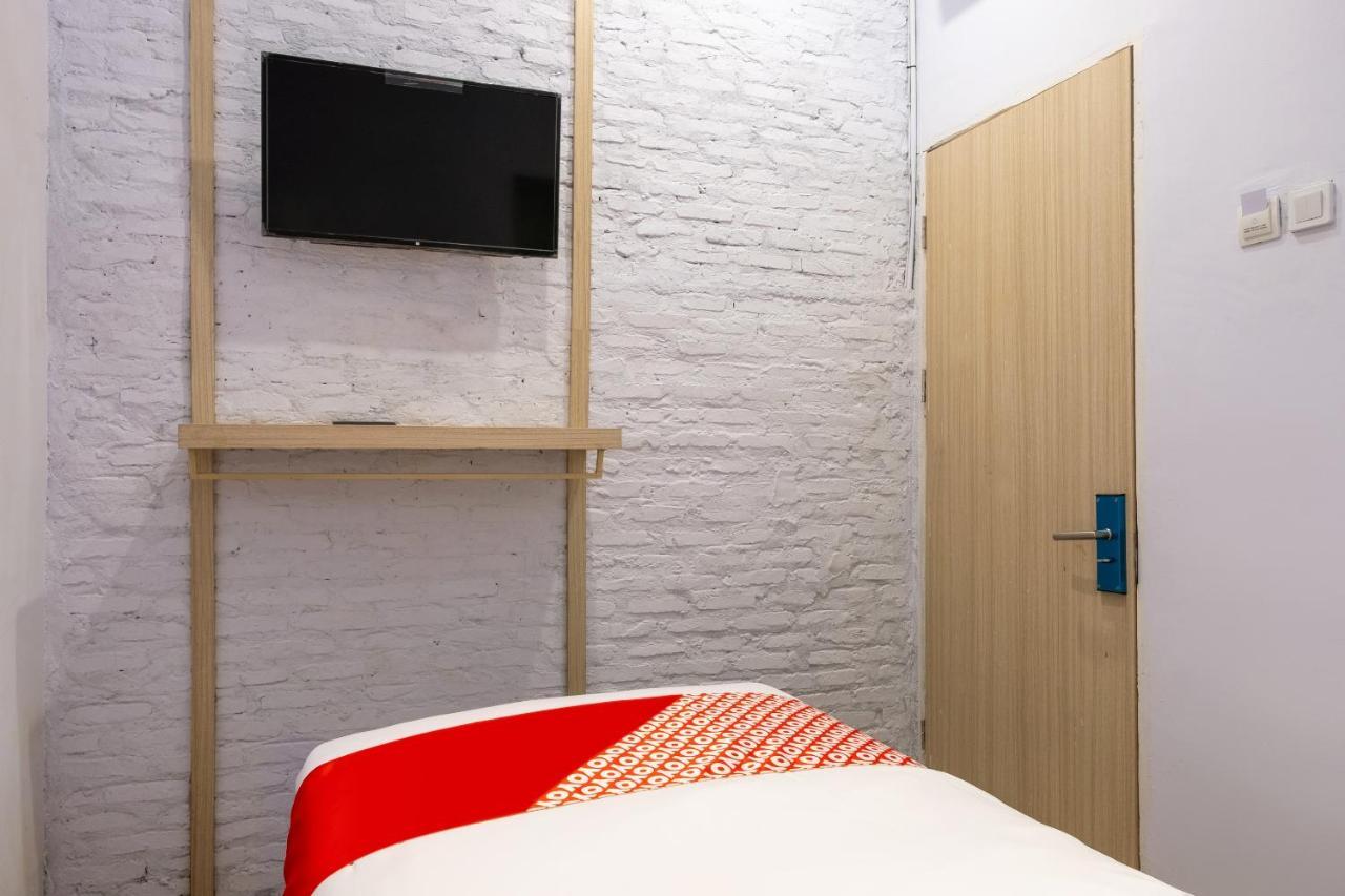 Super Oyo 3150 Theodore Homestay Medan Esterno foto