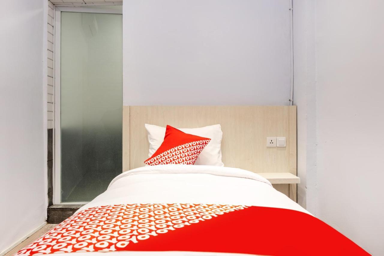 Super Oyo 3150 Theodore Homestay Medan Esterno foto