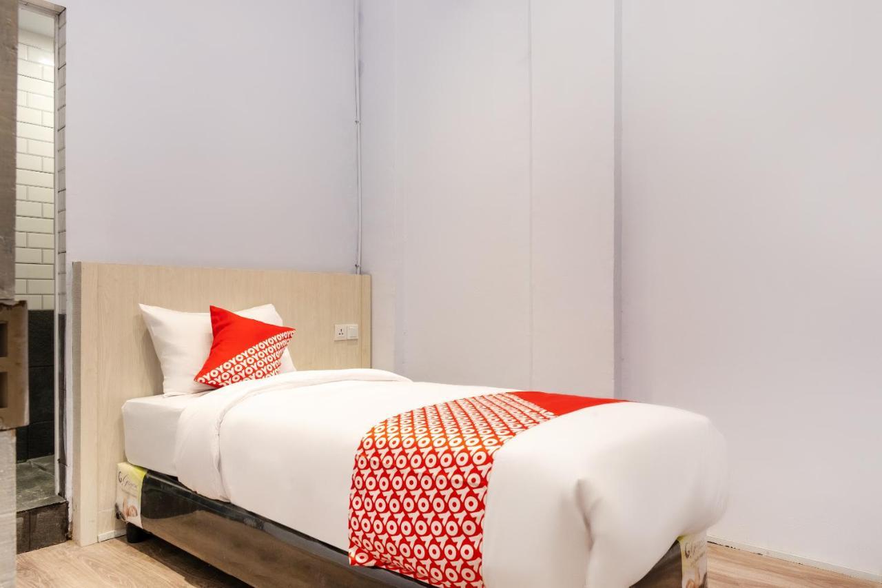 Super Oyo 3150 Theodore Homestay Medan Esterno foto