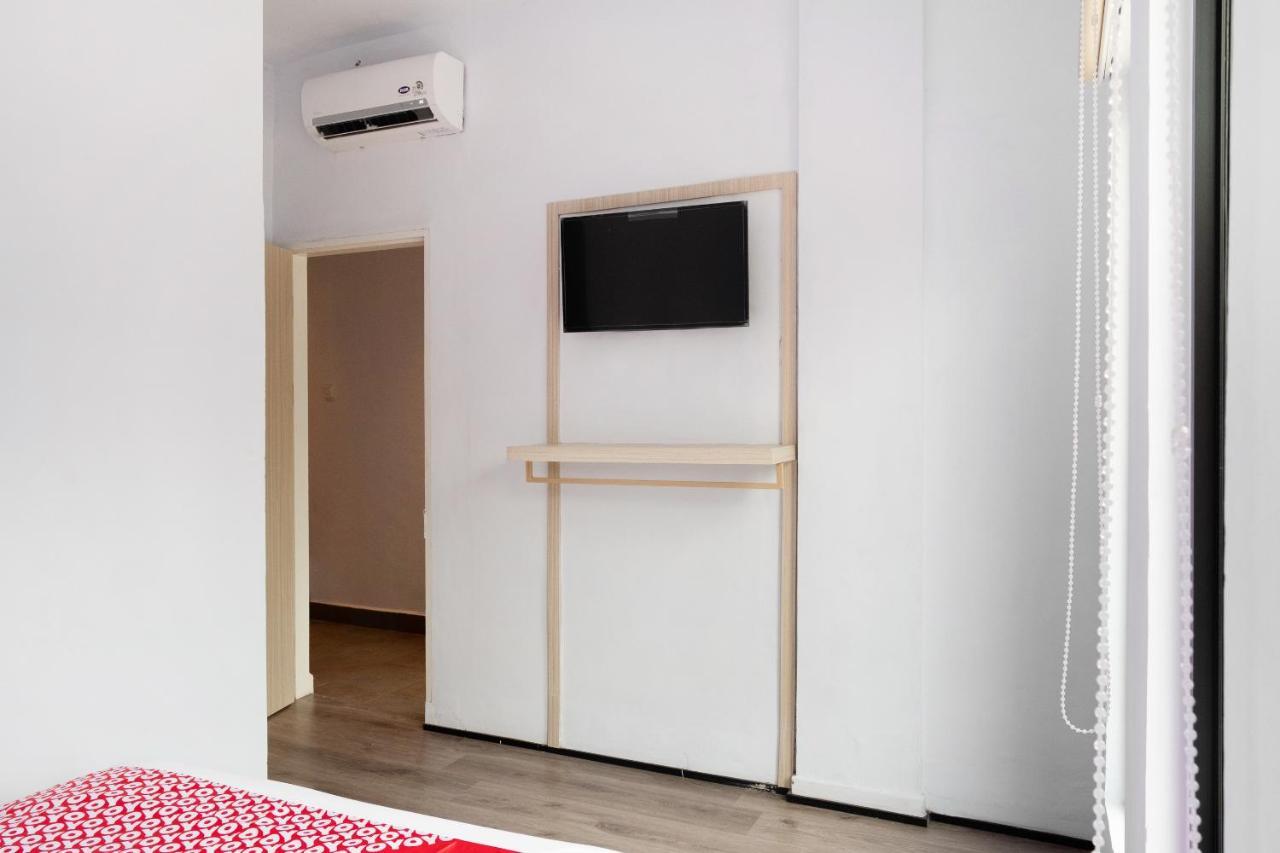 Super Oyo 3150 Theodore Homestay Medan Esterno foto