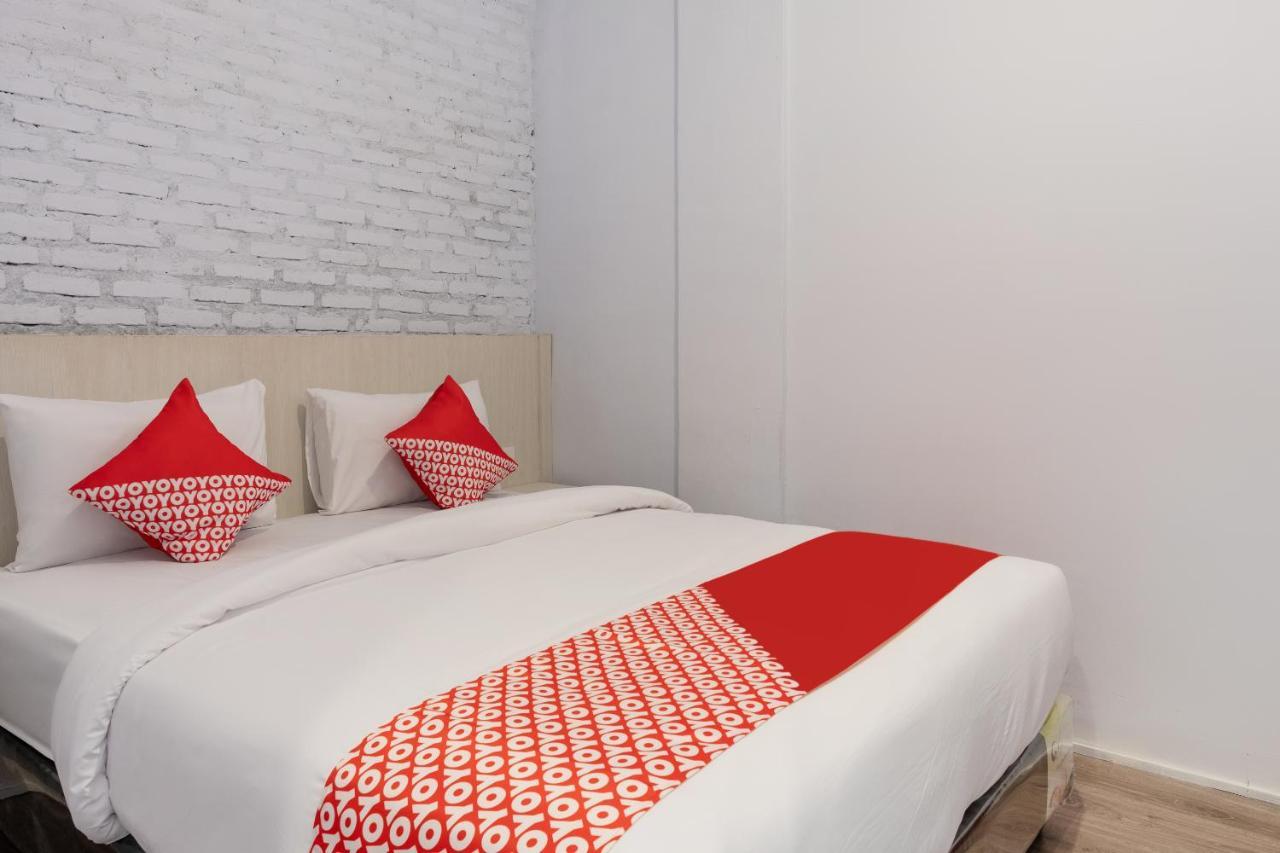 Super Oyo 3150 Theodore Homestay Medan Esterno foto