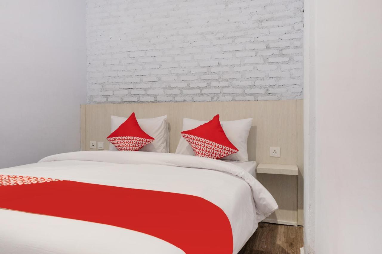 Super Oyo 3150 Theodore Homestay Medan Esterno foto